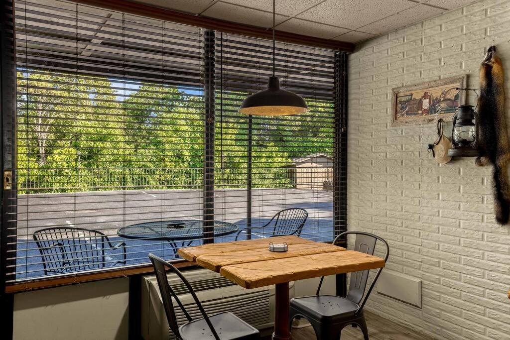 Stonegate Lodge Bed, Wifi, 50In Roku Tv, Salt Water Pool Room #109 Eureka Springs Luaran gambar