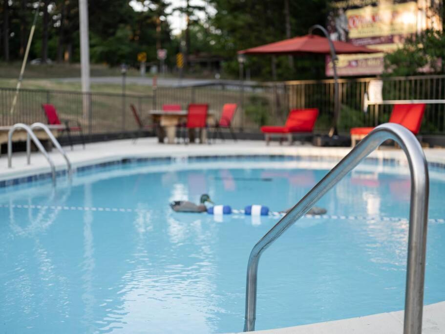 Stonegate Lodge Bed, Wifi, 50In Roku Tv, Salt Water Pool Room #109 Eureka Springs Luaran gambar